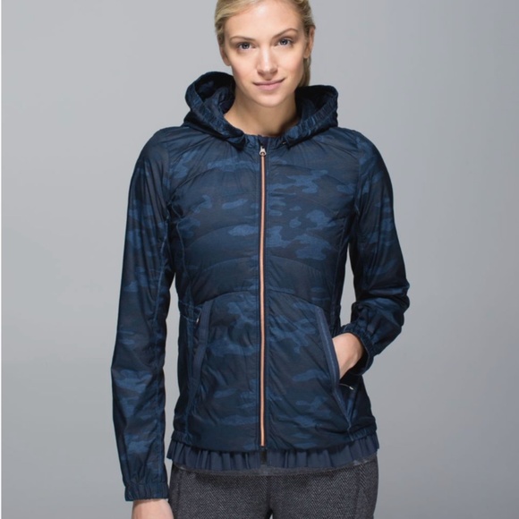 📸 $178 Lululemon Spring Fling Puffy Windbreaker Lotus Camo Oil Slick Blue | EUC - Picture 1 of 12